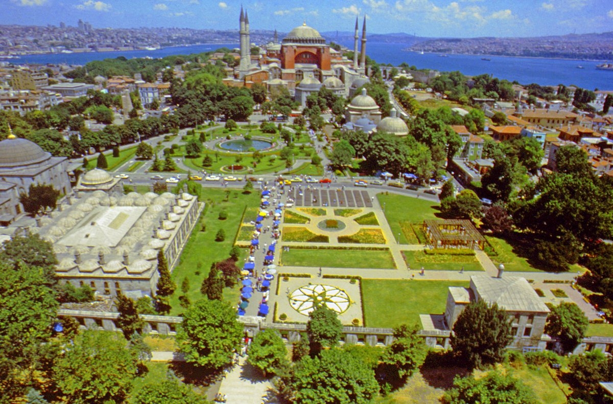 İstanbul’un en eski kesimini oluşturan birinci tepe üzerindeki mimari eserlerden bir görünüş