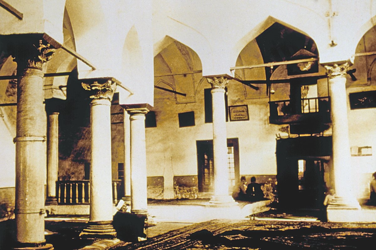 Hamza Bey Camii’nin avlu ve son cemaat yerini gösteren eski bir fotoğraf (Semavi Eyice fotoğraf arşivi)
