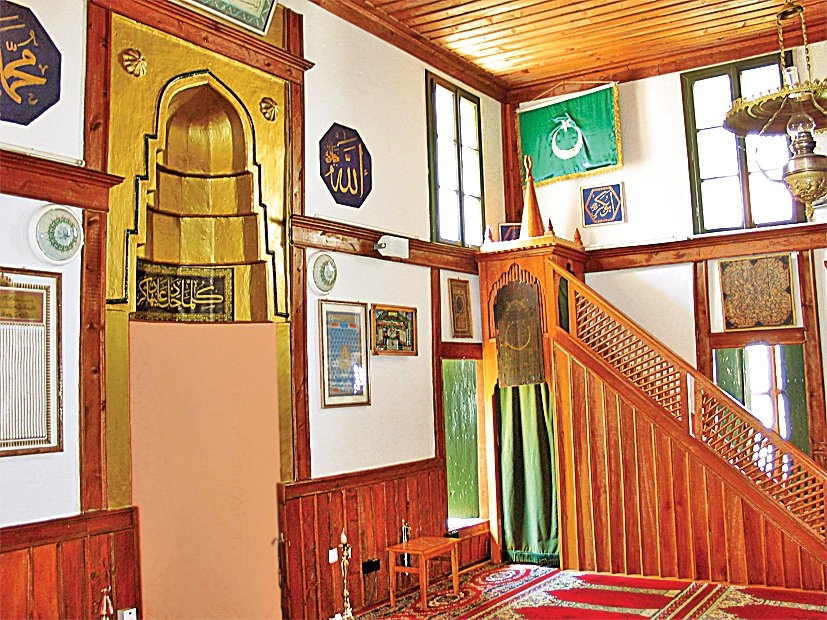 Tekke Camii’nin içinden bir görünüş