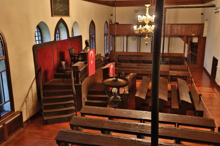 23 Nisan 1981’de Kurtuluş Savaşı Müzesi olarak ziyarete açılan birinci Türkiye Büyük Millet Meclisi binasının genel kurul salonundangünümüze ait bir görünüm (TBMM Arşivi)