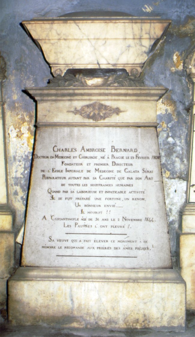 Karl Ambros Bernard’ın Santa Maria Draperis Kilisesi dehlizi içindeki mezarı ve Fransızca yazılmış kitâbesi – Beyoğlu/İstanbul