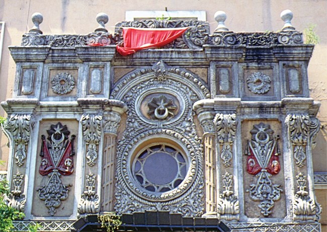 Galata Karakolu’nun ön cephesindeki Batı tarzı süslemeler – Beyoğlu/İstanbul