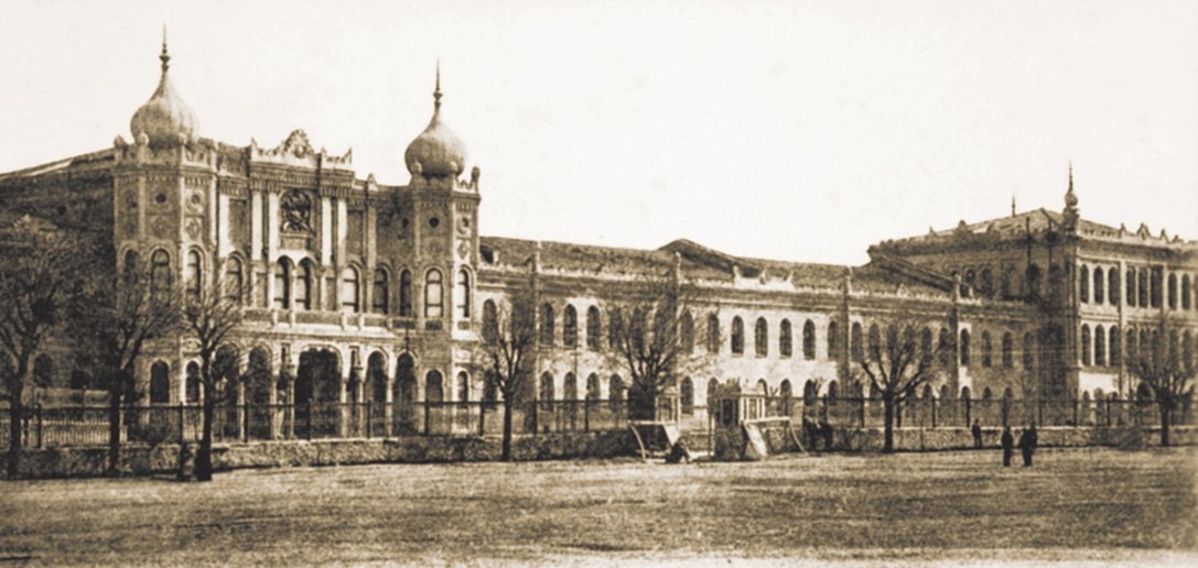 Yıkılan Taksim Topçu Kışlası’nı gösteren bir kartpostal (Max Fruchterman kartpostal koleksiyonu)