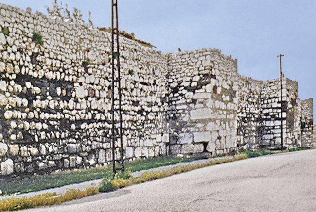 Çorum Kalesi’ne ait surlardan bir görünüş