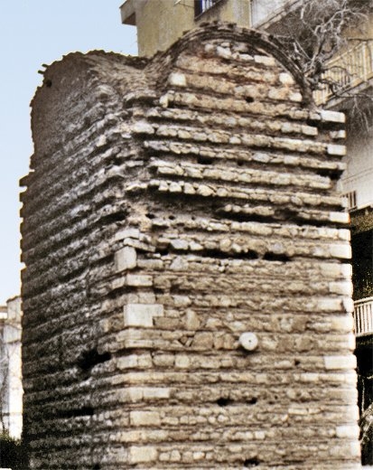 Kadıköy-Acıbadem yolu üzerindeki su terazisi – İstanbul