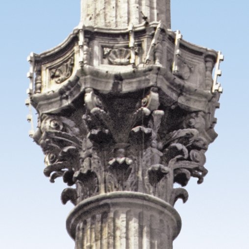 Şerefe altlarına antik sütun başlıkları biçimi verilmiş olan Dolmabahçe Camii’nin şerefesi