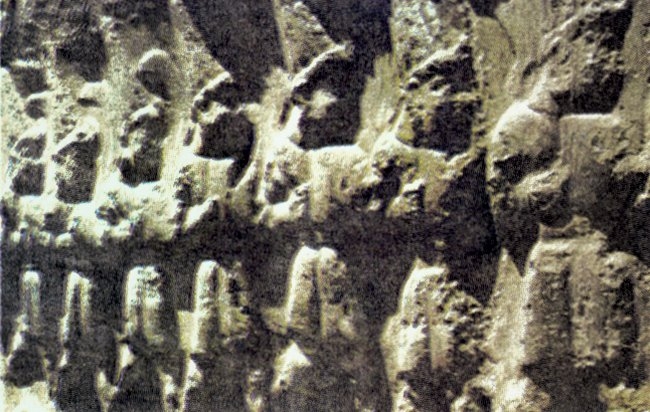 Hitit tanrılarını tasvir eden taş kabartma – Çifteler/Eskişehir