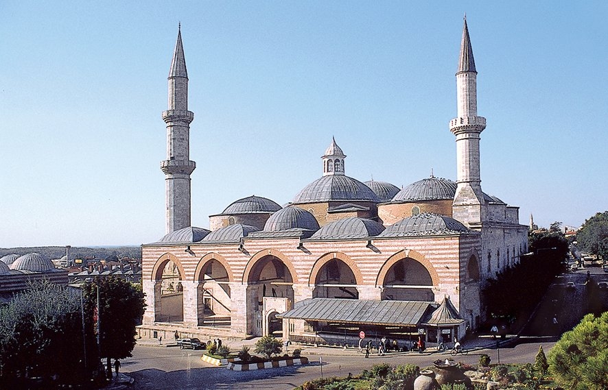 Osmanlı mimarisinde çok kubbeli ulucami tipinin örneklerinden Edirne Eskicamii
