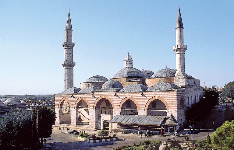 Osmanlı mimarisinde çok kubbeli ulucami tipinin örneklerinden Edirne Eskicamii