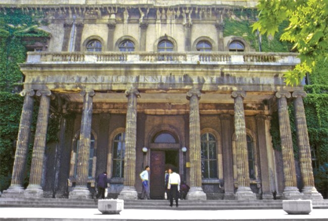 Gümüşsuyu’nda Taşkışla’nın giriş cephesindeki Batı üslûbunda sütunlu çıkma – Beyoğlu/İstanbul