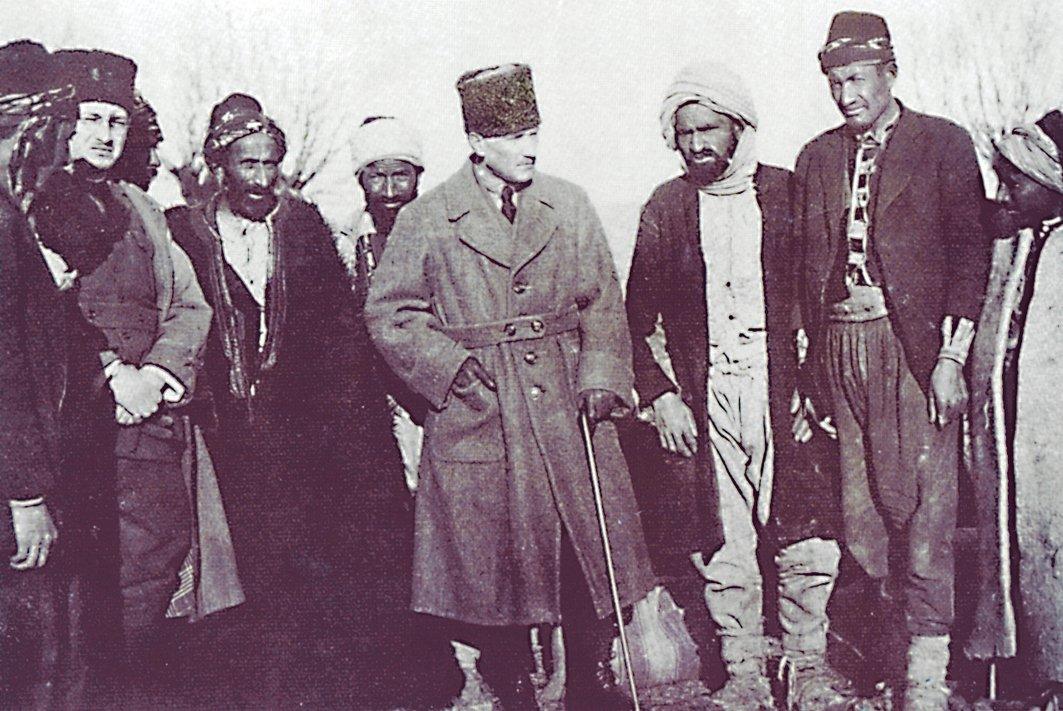 Mustafa Kemal Atatürk cepheye yiyecek ve cephane taşıyanlarla Ankara Gölbaşı’nda sohbet ederken