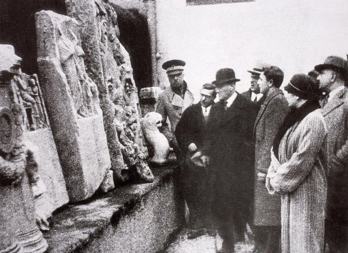 Mustafa Kemal Atatürk, İstanbul Arkeoloji Müzeleri’nde sergilenen taş eserlerden bazılarını incelerken