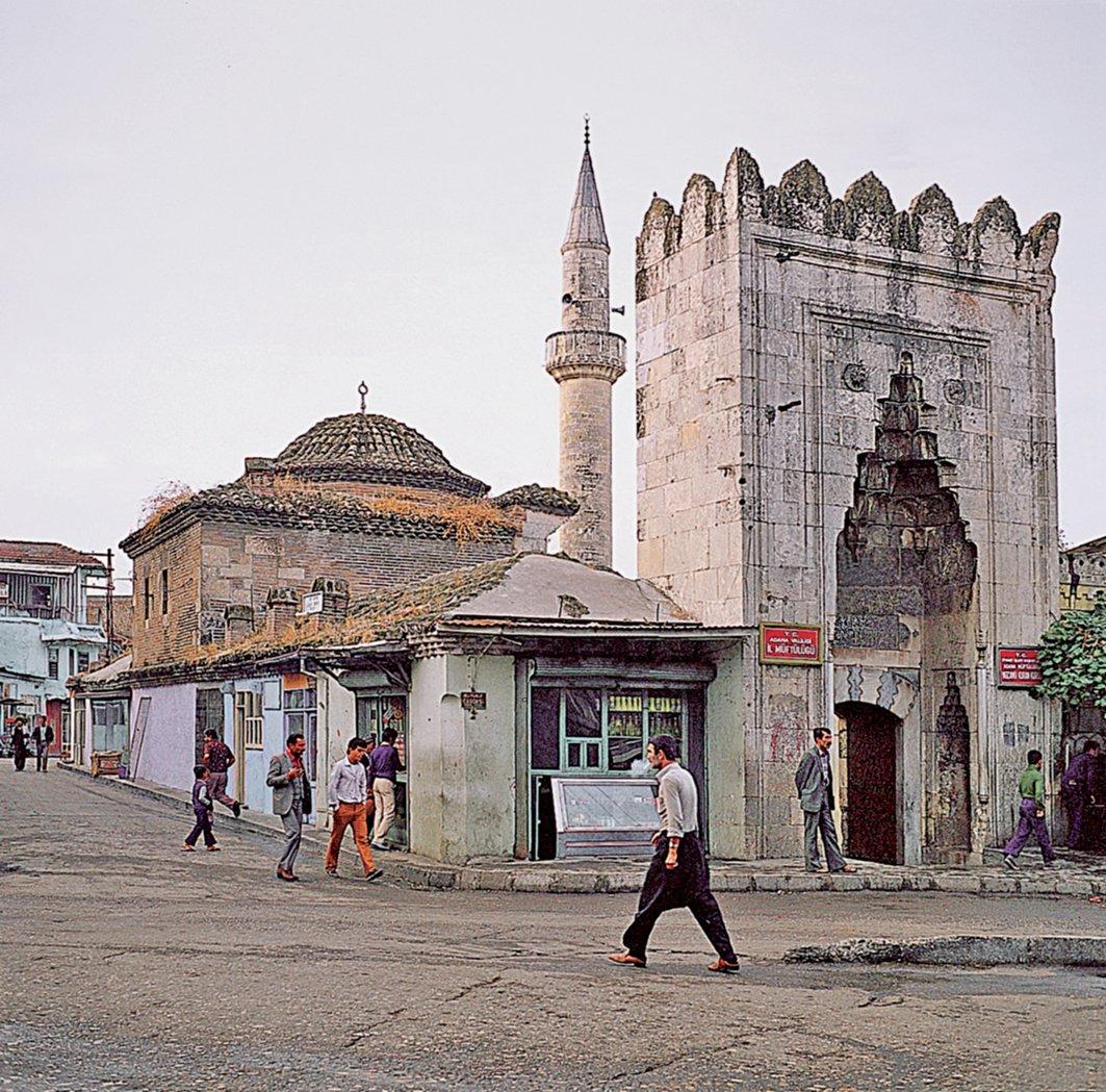 Adana Yağ Camii ve avlu taçkapısı