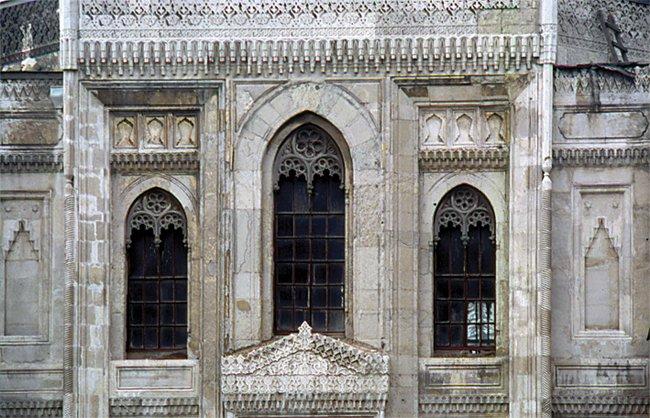 Pertevniyal Vâlide Sultan Camii’nin neo-gotik üslûp özellikleri gösteren pencereleri – Aksaray/İstanbul