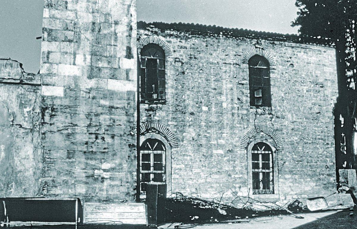 Drağman Külliyesi’nde cami-tevhidhânenin batı cephesine ait 1983’te çekilen bir fotoğraf (M. Baha Tanman fotoğraf arşivi)
