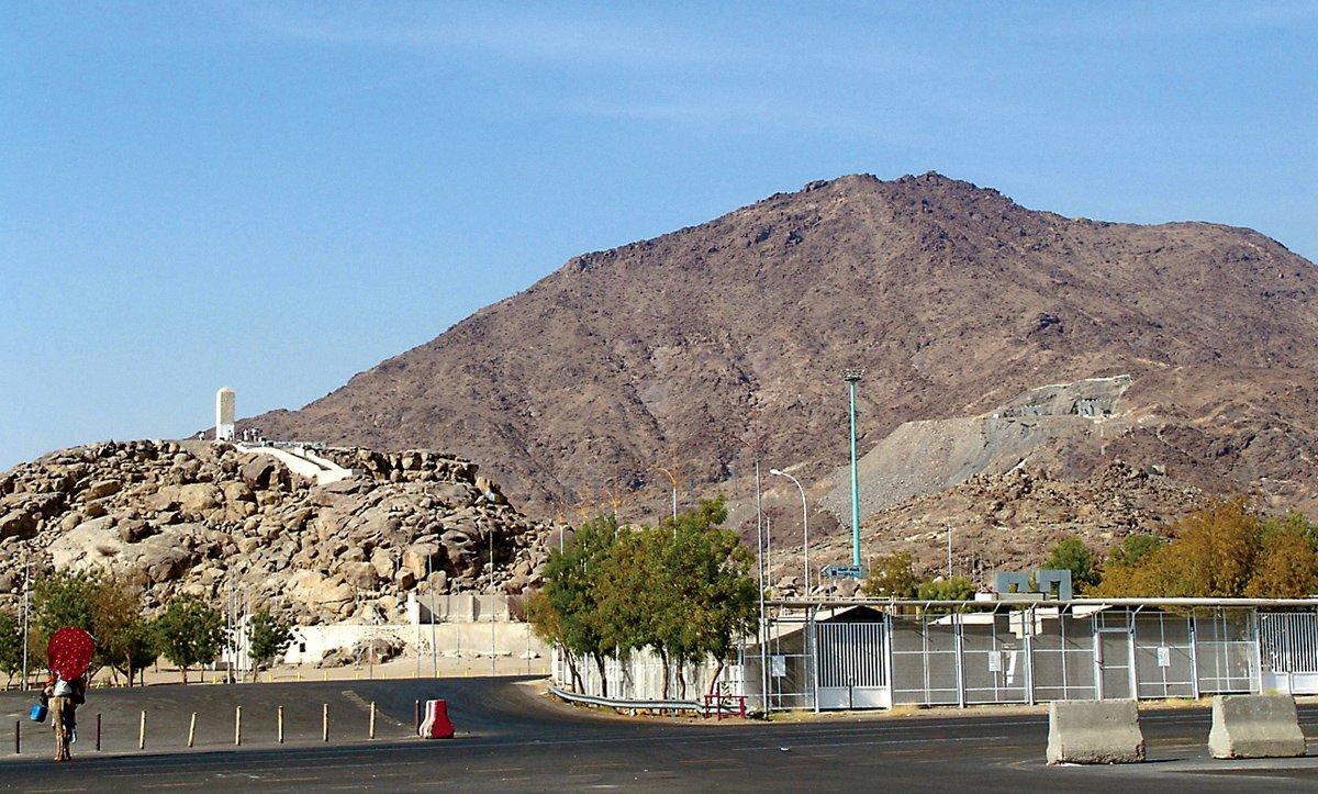 Vedâ haccında Hz. Muhammed’in vakfeye durduğu Cebelirahme ve arkasında Arafat’a sınır teşkil eden Arafat dağı