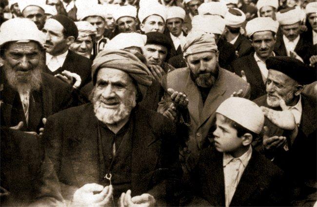 Dursun Nuri Feyzi Güven’in bir icâzet merasiminde dua ederken çekilmiş fotoğrafı (solunda Nakşî meşâyihinden Karahasanzâde Mehmed Efendi, sağında Çaykara eski müftüsü Yusuf Bilgin görülmektedir)