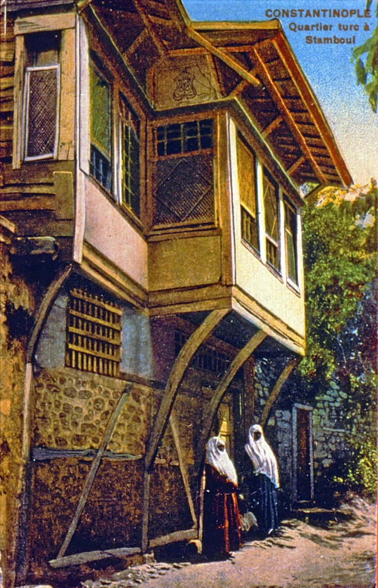 İstanbul’un eski ahşap evlerinden birini gösteren bir kartpostal (İstanbul Belediyesi Atatürk Kitaplığı)