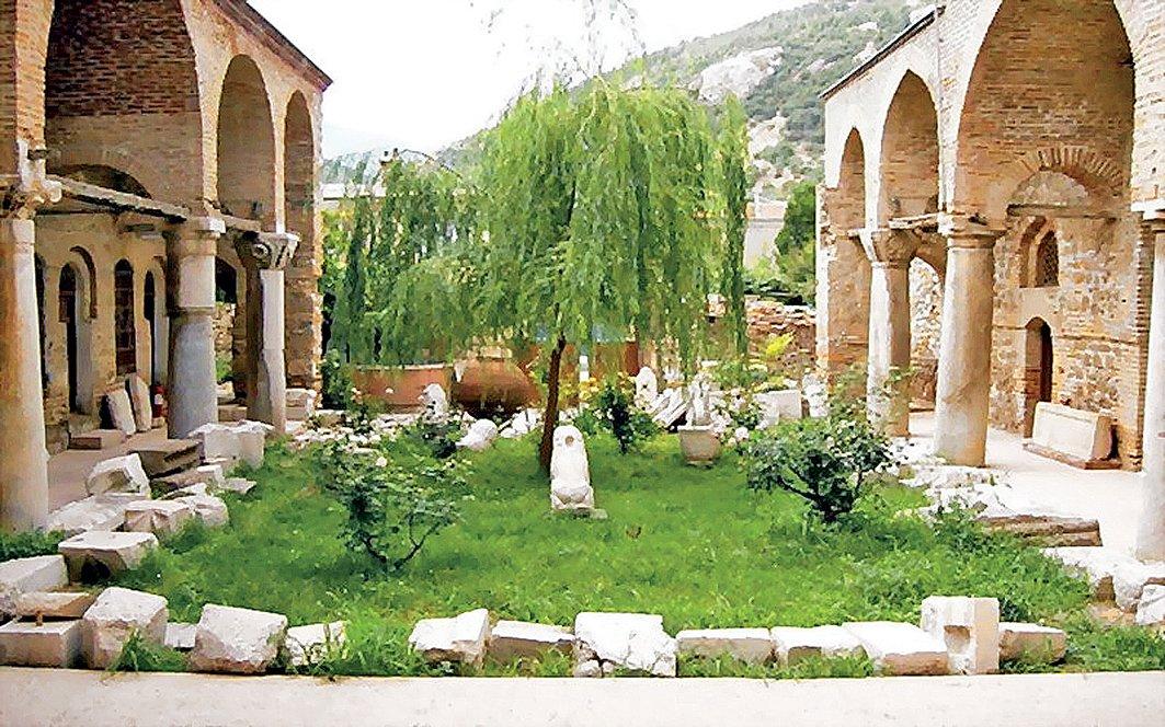 Taşmedrese’nin avlusundan bir görünüş