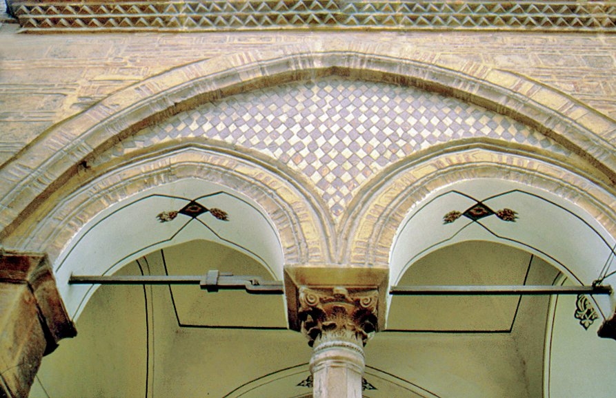 Orhan Gazi Camii son cemaat yeri revak ucundaki ikiz sivri kemer