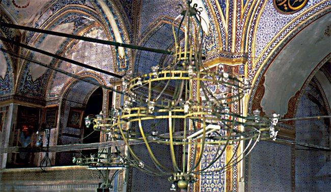 Beşiktaş Sinan Paşa Camii’nin top kandil tipi asma kandilliği