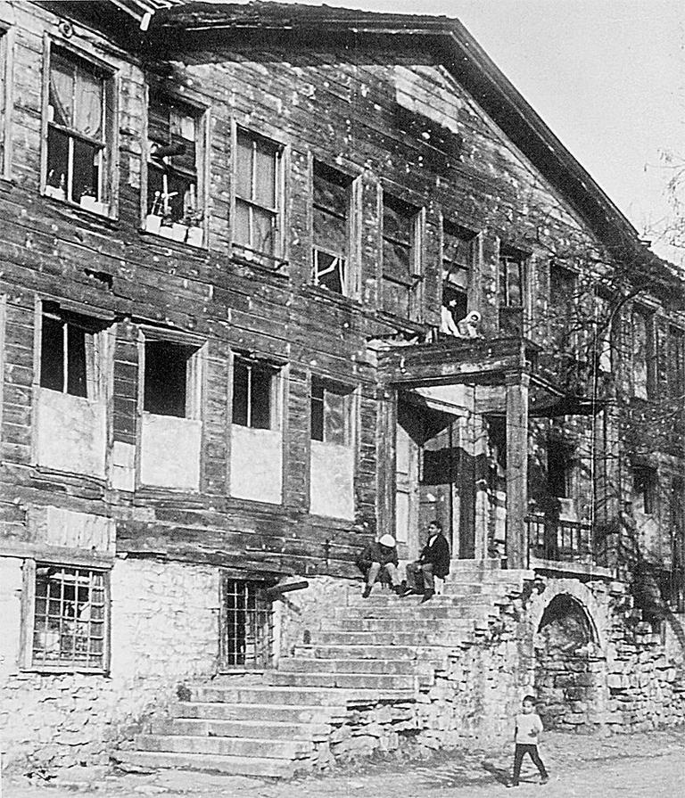 Kasımpaşa Mevlevîhânesi’nin semâhâne kapısının bulunduğu kuzey cephesi