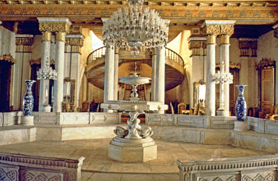 Beylerbeyi Sarayı’nda resmî törenler için kullanılan Havuzlu Salon