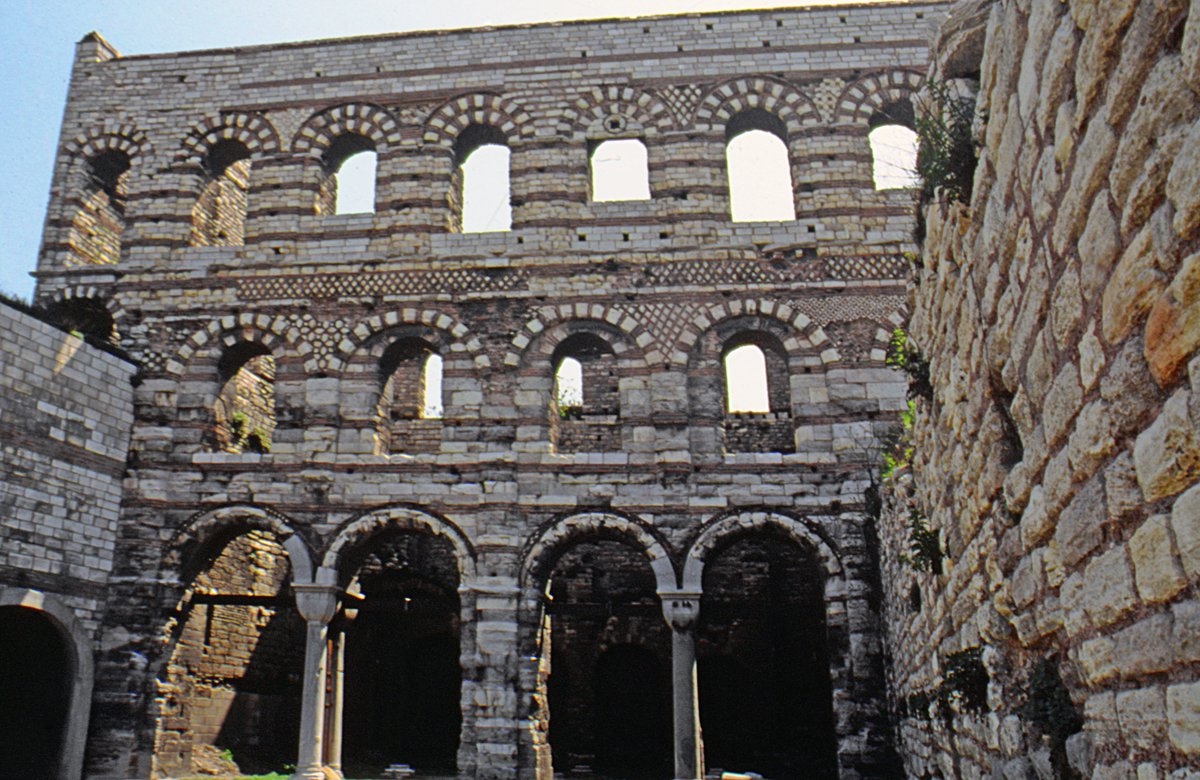 Bizans döneminde inşa edilen saraylar içindeen sağlam durumda olan Edirnekapı’dakiTekfur Sarayı – Fatih/İstanbul