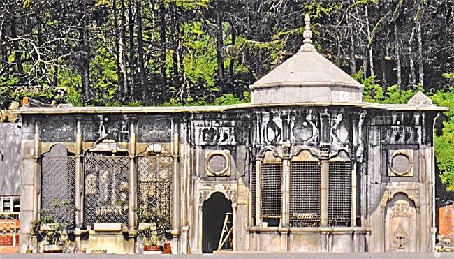 Dolmabahçe’de taş tezyinat ve madenî pencere şebekeleri Batı motifleriyle bezenmiş Emin Ağa Çeşme ve Sebili – Beşiktaş/İstanbul