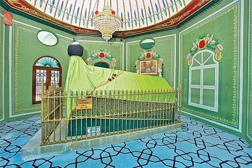 Sünbül Sinan Efendi’nin türbesi içindeki sandukası