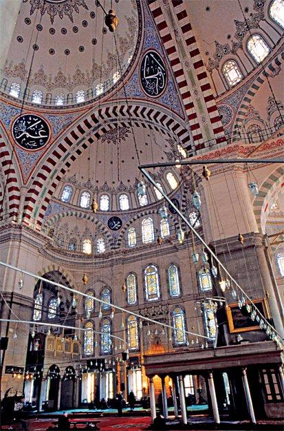 Fâtih Camii’nin içinden bir görünüş