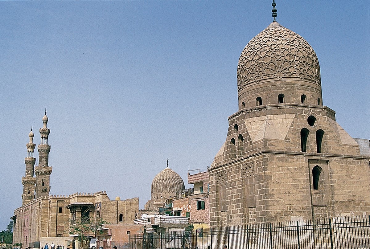 Barsbay Külliyesi’nin kuzeyindeMemlük sultanlarına ait bir türbe – Kahire