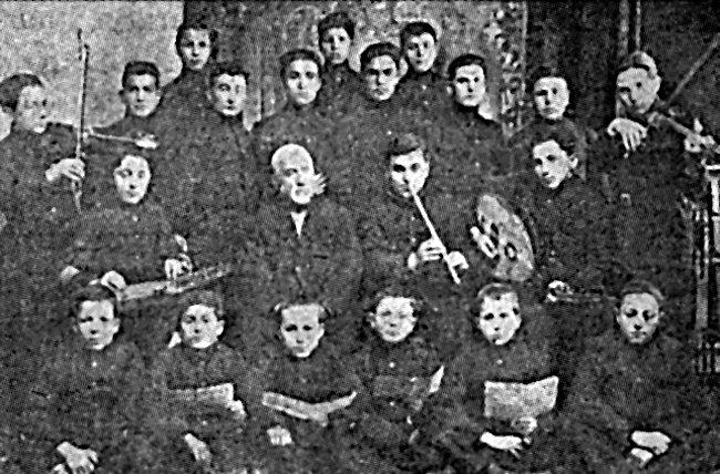 Ahmet Irsoy’u Dârüşşafaka’da talebeleriyle birlikte gösteren bir fotoğraf (Mehmed İzzet v.dğr., s. 78)
