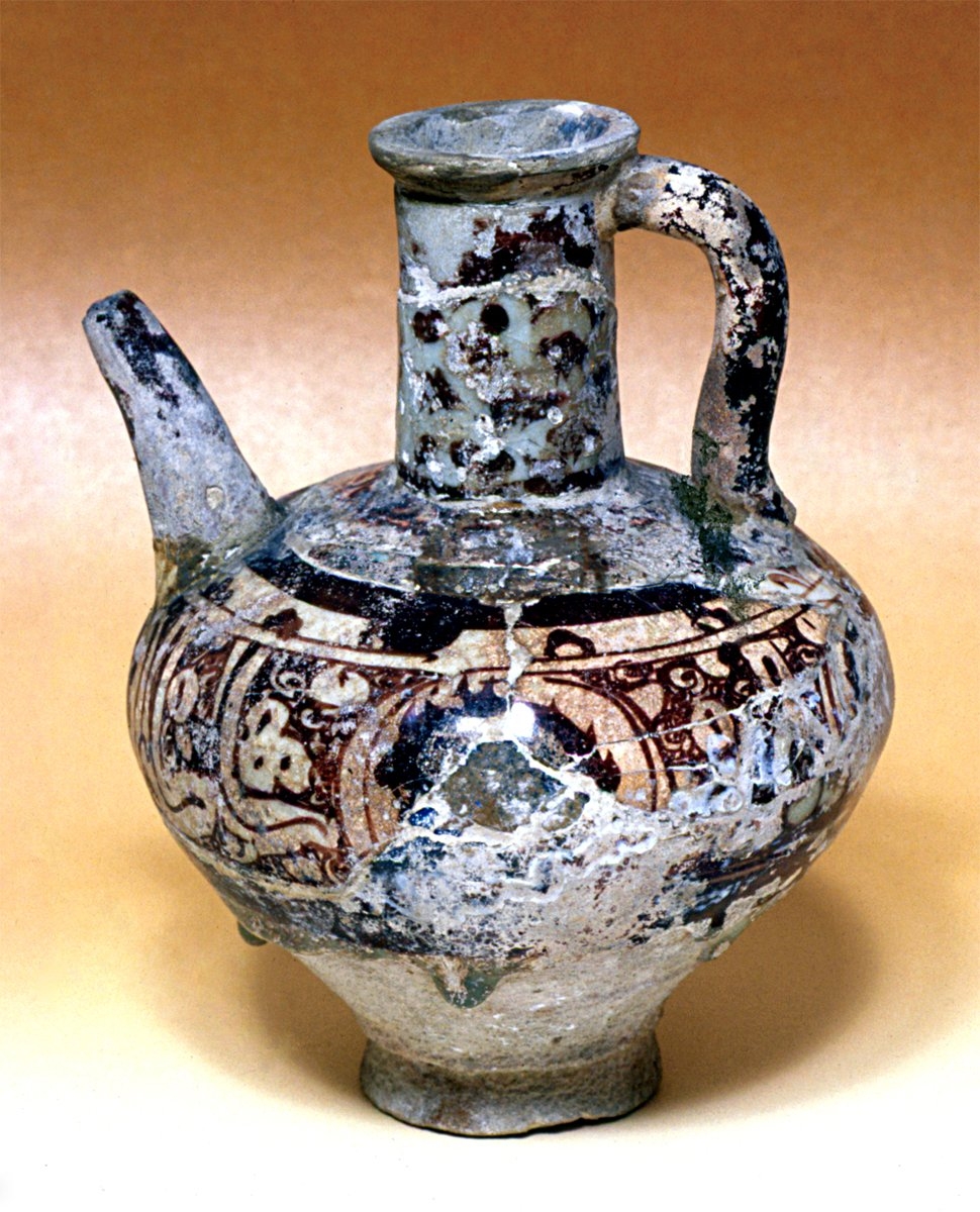 XIII. yüzyılın sonu, XIV. yüzyıl başına ait Rakka’da bulunan, lüster tekniğinde yapılmış çini ibrik (İstanbul Arkeoloji Müzeleri, Envanter nr. 41/1437)