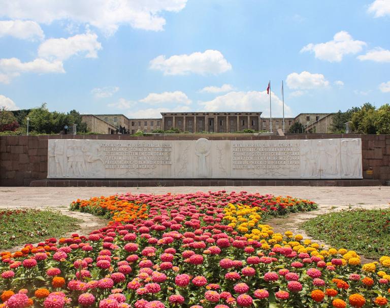 Türkiye Büyük Millet Meclisi’nin ön bahçesinde yer alan ve 23 Nisan 2007’de açılan İstiklâl Marşı Anıtı (TBMM Arşivi)