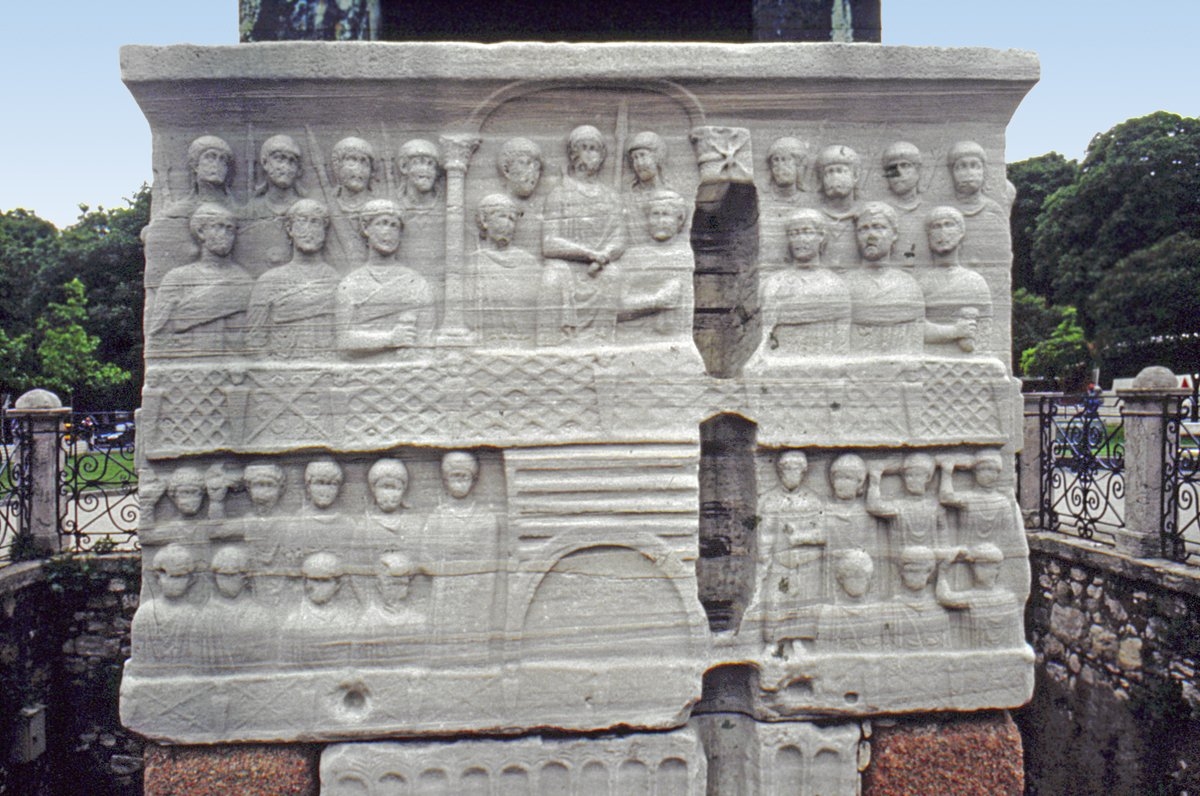 Sultanahmet Hipodrom’daki dikili taşın kaidesinde imparatorluk locasını ve seyircileri gösteren kabartma – Fatih/İstanbul