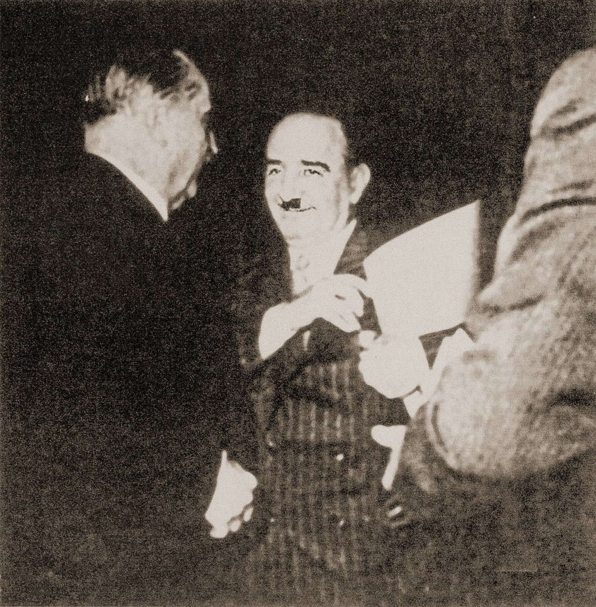 Sorbonne Üniversitesi rektörü Sarrailh,Köprülü’ye nişanını takarken