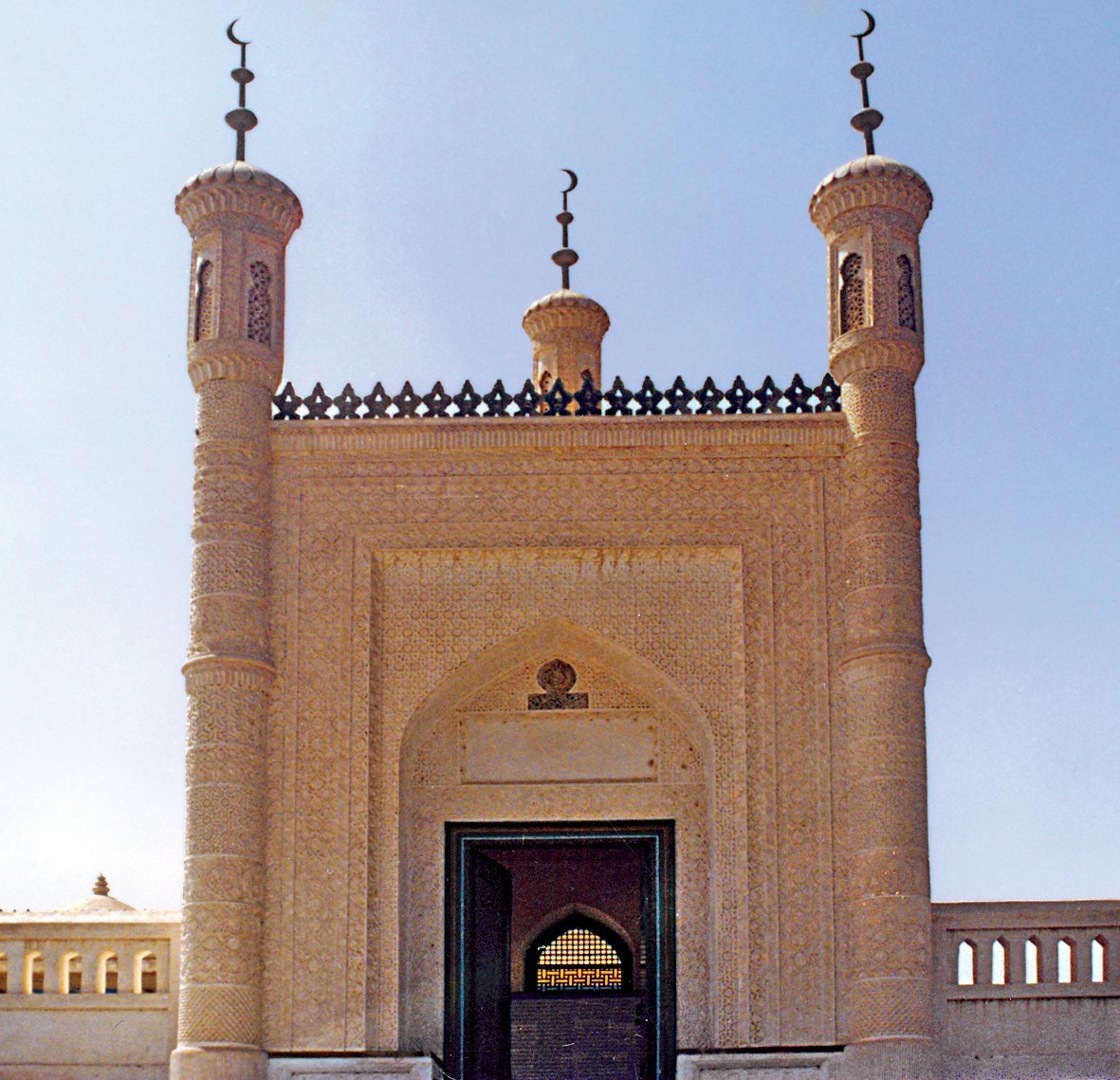 Kâşgarlı Mahmud’un Kâşgar Opal’deki türbesinin taçkapısı – Doğu Türkistan