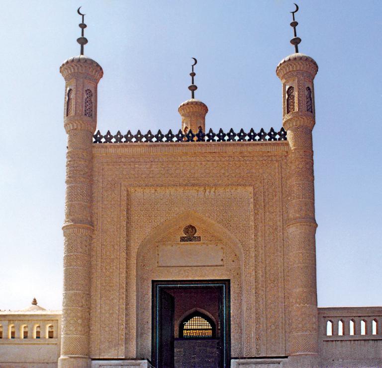 Kâşgarlı Mahmud’un Kâşgar Opal’deki türbesinin taçkapısı – Doğu Türkistan