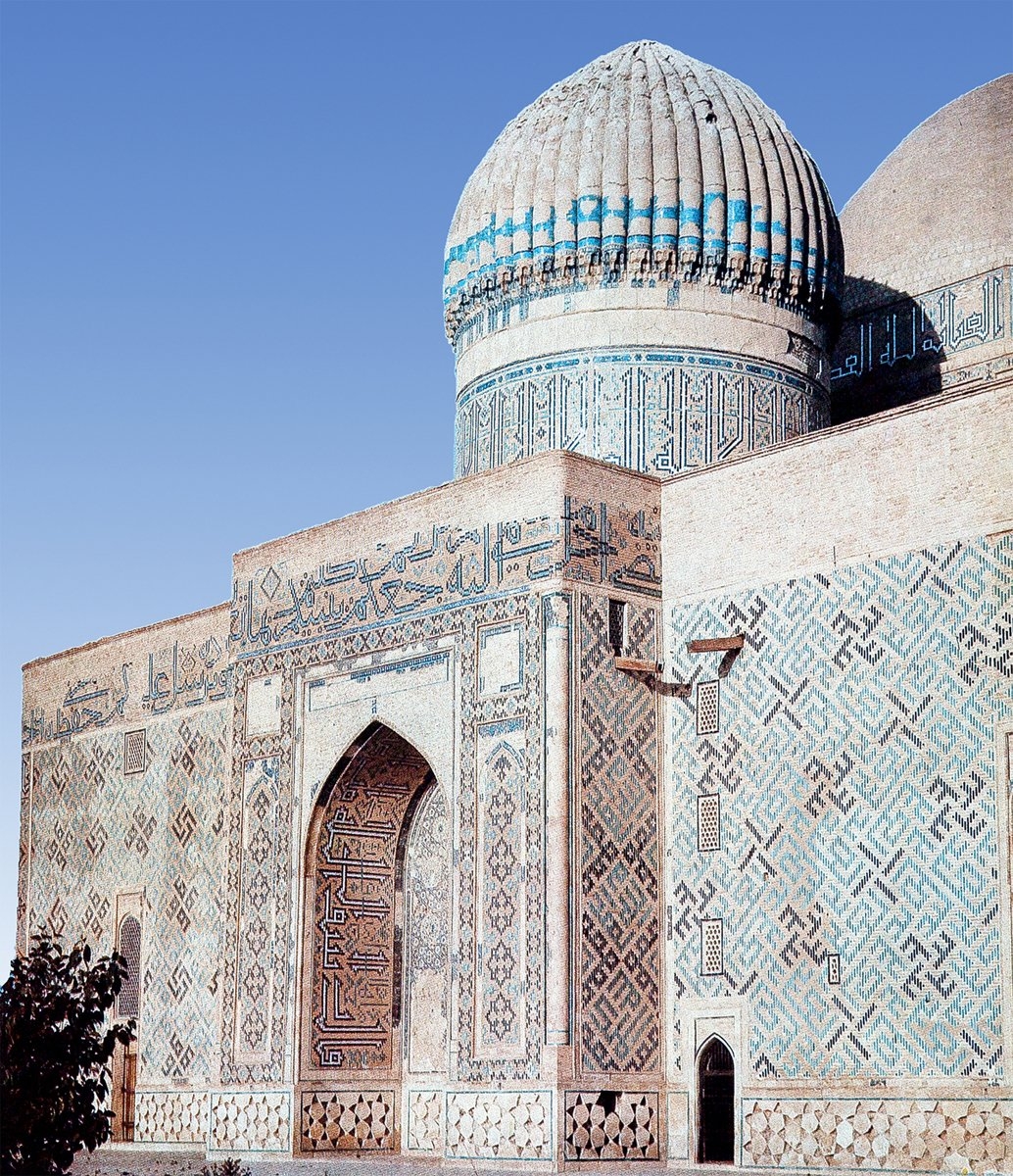 Ahmed Yesevî’nin çilehanesi ve türbesinin de bulunduğu Ahmed Yesevî Külliyesi’nin kuzey cephesi ve taçkapısı – Türkistan (Yesi)/Kazakistan