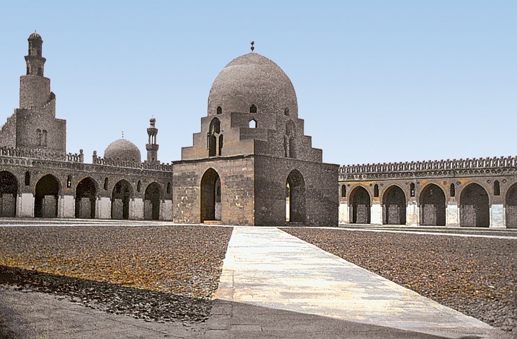 Ahmed b. Tolun tarafından inşa ettirilen İbn Tolun Camii’nin avlusundan bir görünüş