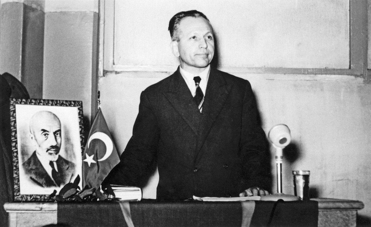 Nurettin Topçu, İstanbul İmam Hatip Okulu öğrenci yurdunda düzenlenen (23 Aralık 1955) Mehmet Âkif Ersoy’u anma toplantısında konuşurken(Dergâh Yayınları Arşivi)