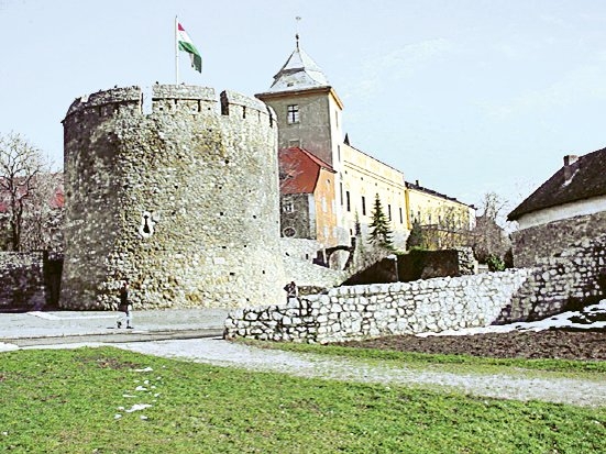 Peçuy Kalesi’ne ait bir burç