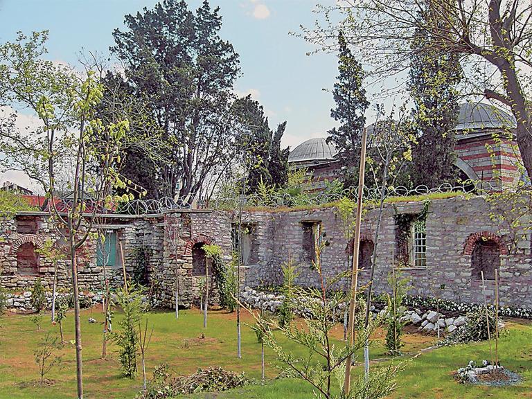 Râkım Efendi Medresesi’nin avlusundan bir görünüş