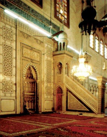 Emeviyye Camii’nin ana mihrabı ile minberi