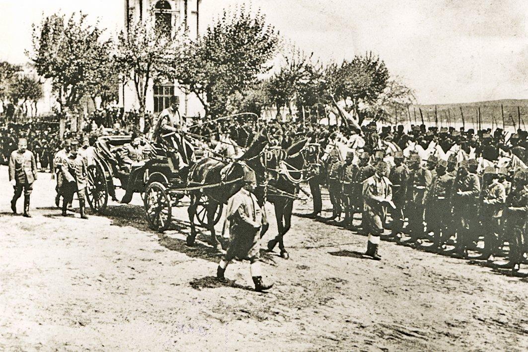 Sultan Reşad’ın Dolmabahçe’de bir cuma selâmlığı