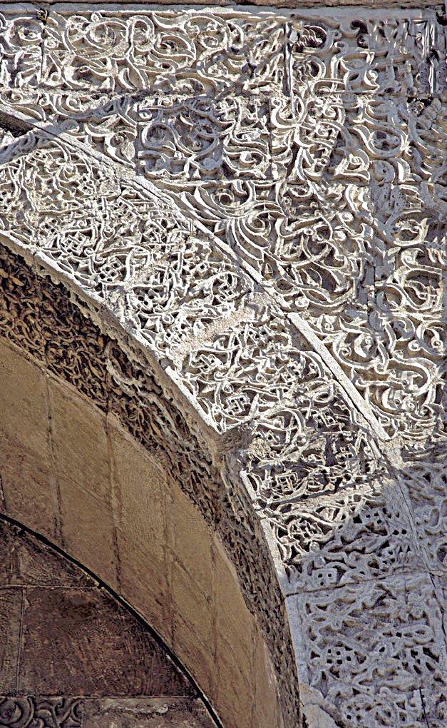 Ramazanoğulları dönemine ait Adana Çarşı Hamamı’nın kapısındaki taş süslemelerden bir detay