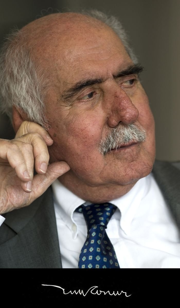 Turgut Cansever ve imzası(Emine – Mehmet Öğün fotoğraf arşivi)