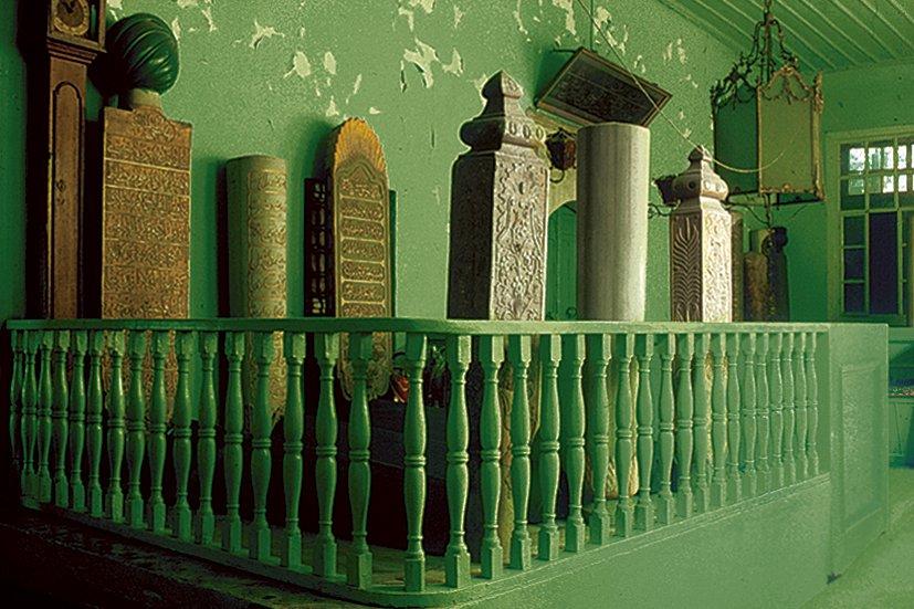 Yahyâ Efendi Türbesi’nin giriş cephesine bitişik mezarlar