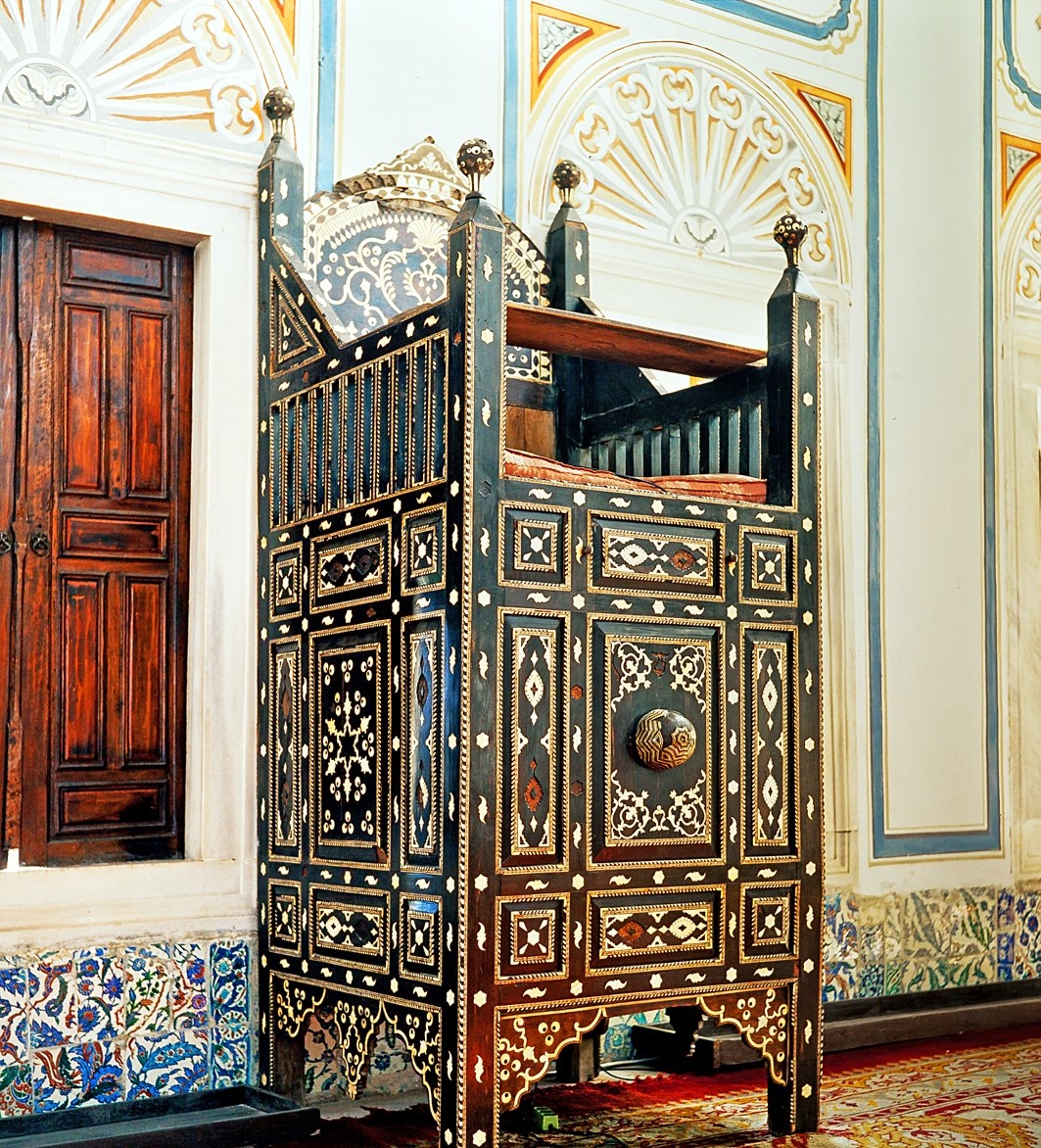 Beylerbeyi Camii’nin zengin ahşap işçiliğine sahip vâiz kürsüsü